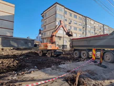 Primăria Oradea se laudă cu începerea lucrărilor la parcarea de pe locul caselor demolate din strada Grădina de Fragi (FOTO)