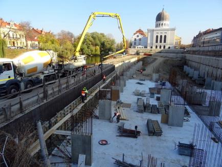 Constructorii au început turnarea pereţilor parcării subterane din centrul Oradiei (FOTO)