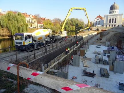 Constructorii au început turnarea pereţilor parcării subterane din centrul Oradiei (FOTO)