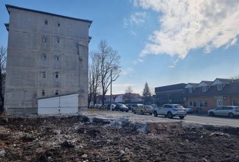 Primăria Oradea a început amenajarea de parcări în locul blocului demolat din strada Leonardo da Vinci