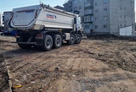 Primăria Oradea a început amenajarea de parcări în locul blocului demolat din strada Leonardo da Vinci