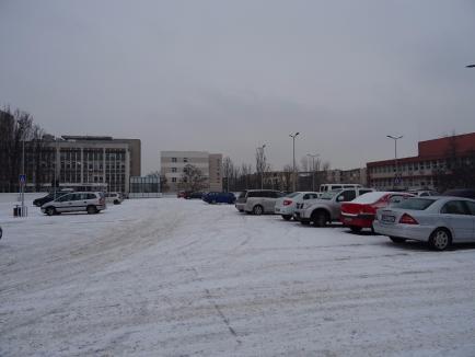 Cu sens giratoriu! Circulaţia auto prin faţa parcării Pieţei Rogerius a reintrat în normalitate (FOTO)