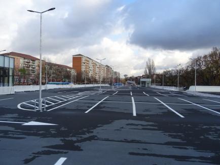 Parcarea supraterană din Rogerius va fi dată integral în funcţiune începând de marţi dimineaţă (FOTO)