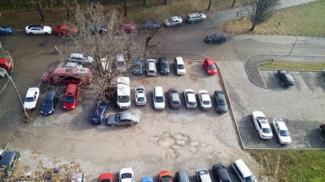 Ne enervează: Indicatoarele de parcare din Piaţa Cetăţii se bat cap în cap (FOTO)