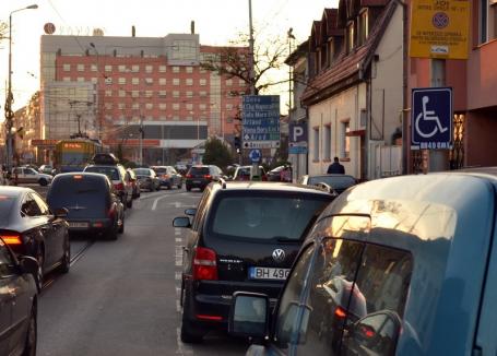 O parte a locurilor de parcare din strada Primăriei se anulează, pentru ca şoferii să nu mai blocheze liniile de tramvai