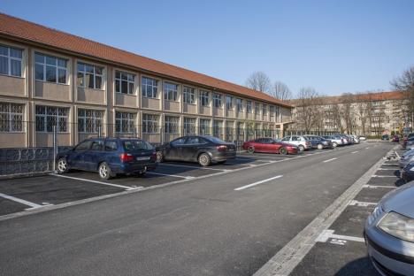 Municipalitatea orădeană a amenajat 148 de locuri de parcare în spatele şcolii Dimitrie Cantemir