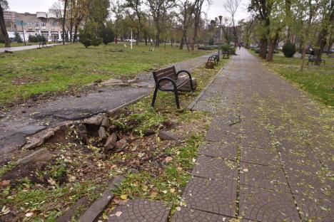 Ne enervează: Primăria Oradea nu s-a sinchisit să repare stricăciunile din Parcul 1 Decembrie (FOTO)