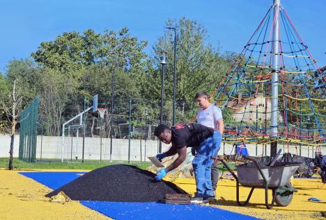 Amenajarea Parcului Rectorului din cartierul Episcopia Bihor se apropie de finalizare (FOTO)