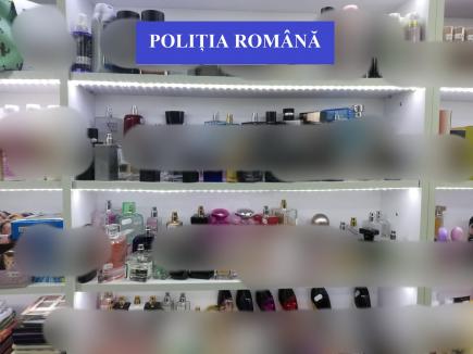 Aproape 600 de parfumuri, confiscate dintr-un magazin din Oradea. Poliţiştii bănuiesc că sunt contrafăcute (FOTO)