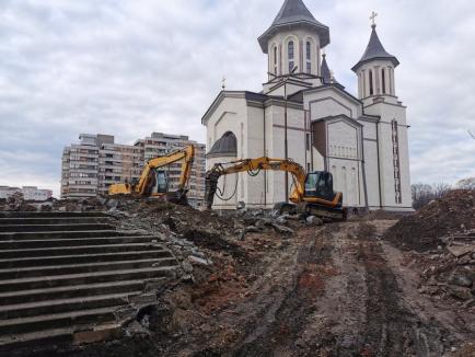 Constructorii au început săpăturile la viitoarea parcare subterană de lângă catedrala ortodoxă Învierea Domnului (FOTO)