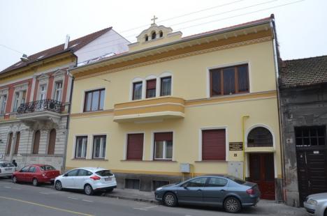 Galben de Oradea: Tot mai mulţi proprietari de clădiri din centrul oraşului îşi zugrăvesc faţadele în nuanţe de galben (FOTO)