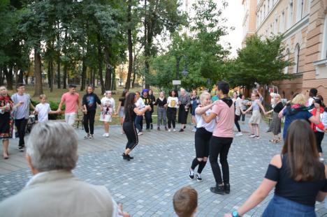 Party la Muzeu, în Oradea! Tineri din patru ţări au dansat periniţa şi braşoveanca, în curtea Muzeului Ţării Crişurilor (FOTO / VIDEO)