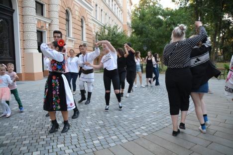 Party la Muzeu, în Oradea! Tineri din patru ţări au dansat periniţa şi braşoveanca, în curtea Muzeului Ţării Crişurilor (FOTO / VIDEO)