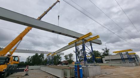 Se montează tablierul viitorului pasaj peste sensul giratoriu de la intrarea în parcul industrial din Calea Borşului (FOTO)