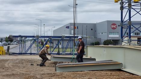 Se montează tablierul viitorului pasaj peste sensul giratoriu de la intrarea în parcul industrial din Calea Borşului (FOTO)