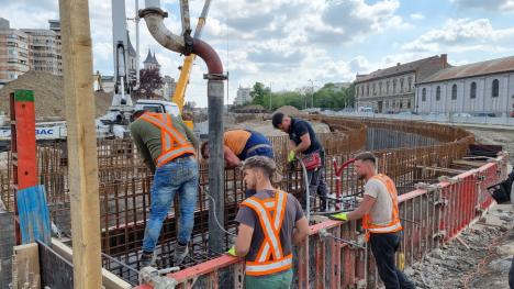 Săpăturile sunt aproape terminate. Constructorii au început turnările la pasajele din Piaţa Emanuil Gojdu din Oradea (FOTO)