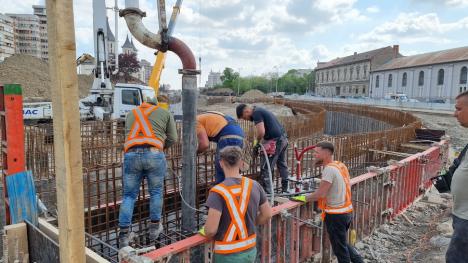 Săpăturile sunt aproape terminate. Constructorii au început turnările la pasajele din Piaţa Emanuil Gojdu din Oradea (FOTO)