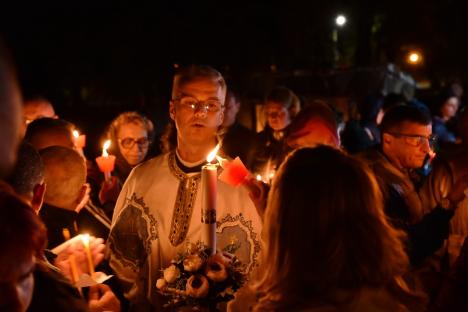 Turiștii din Băile Felix au luat lumină: Bisericile din stațiune, neîncăpătoare pentru credincioși în noaptea de Paște (FOTO)