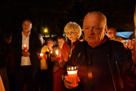 Turiștii din Băile Felix au luat lumină: Bisericile din stațiune, neîncăpătoare pentru credincioși în noaptea de Paște (FOTO)