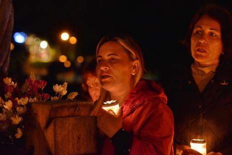 Turiștii din Băile Felix au luat lumină: Bisericile din stațiune, neîncăpătoare pentru credincioși în noaptea de Paște (FOTO)