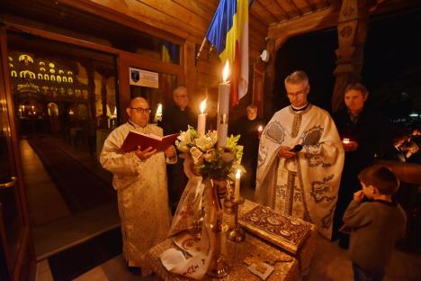 Turiștii din Băile Felix au luat lumină: Bisericile din stațiune, neîncăpătoare pentru credincioși în noaptea de Paște (FOTO)