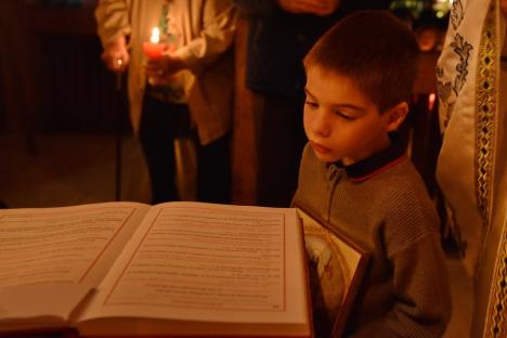 Turiștii din Băile Felix au luat lumină: Bisericile din stațiune, neîncăpătoare pentru credincioși în noaptea de Paște (FOTO)