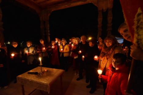 Turiștii din Băile Felix au luat lumină: Bisericile din stațiune, neîncăpătoare pentru credincioși în noaptea de Paște (FOTO)