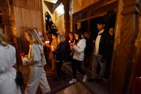 Turiștii din Băile Felix au luat lumină: Bisericile din stațiune, neîncăpătoare pentru credincioși în noaptea de Paște (FOTO)