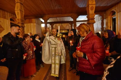 Turiștii din Băile Felix au luat lumină: Bisericile din stațiune, neîncăpătoare pentru credincioși în noaptea de Paște (FOTO)