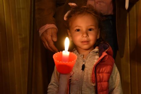 Turiștii din Băile Felix au luat lumină: Bisericile din stațiune, neîncăpătoare pentru credincioși în noaptea de Paște (FOTO)