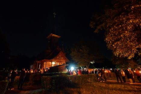 Turiștii din Băile Felix au luat lumină: Bisericile din stațiune, neîncăpătoare pentru credincioși în noaptea de Paște (FOTO)