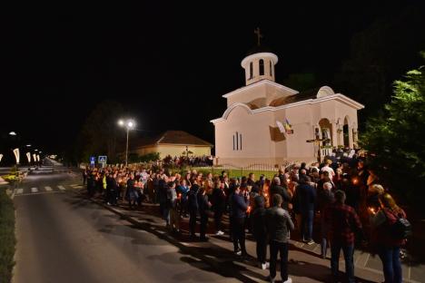 Turiștii din Băile Felix au luat lumină: Bisericile din stațiune, neîncăpătoare pentru credincioși în noaptea de Paște (FOTO)