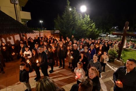 Turiștii din Băile Felix au luat lumină: Bisericile din stațiune, neîncăpătoare pentru credincioși în noaptea de Paște (FOTO)