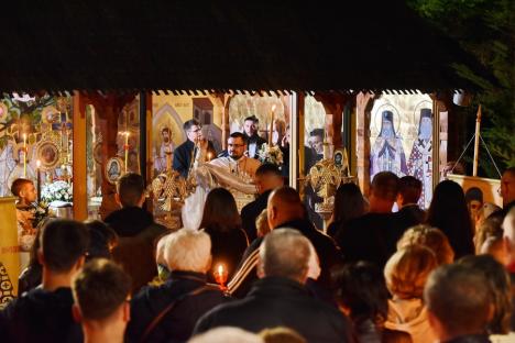 Turiștii din Băile Felix au luat lumină: Bisericile din stațiune, neîncăpătoare pentru credincioși în noaptea de Paște (FOTO)