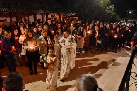 Turiștii din Băile Felix au luat lumină: Bisericile din stațiune, neîncăpătoare pentru credincioși în noaptea de Paște (FOTO)