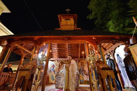 Turiștii din Băile Felix au luat lumină: Bisericile din stațiune, neîncăpătoare pentru credincioși în noaptea de Paște (FOTO)