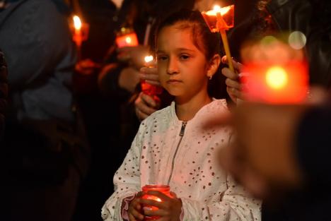 Turiștii din Băile Felix au luat lumină: Bisericile din stațiune, neîncăpătoare pentru credincioși în noaptea de Paște (FOTO)