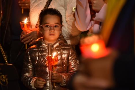 Turiștii din Băile Felix au luat lumină: Bisericile din stațiune, neîncăpătoare pentru credincioși în noaptea de Paște (FOTO)