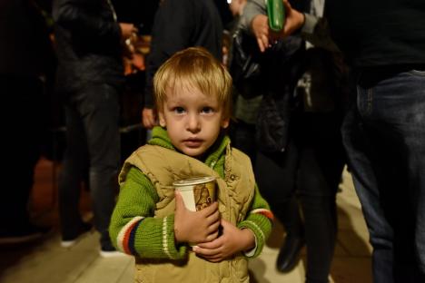 Turiștii din Băile Felix au luat lumină: Bisericile din stațiune, neîncăpătoare pentru credincioși în noaptea de Paște (FOTO)