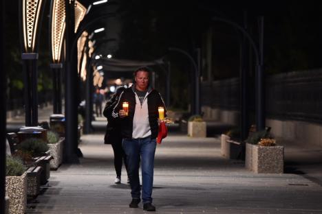 Turiștii din Băile Felix au luat lumină: Bisericile din stațiune, neîncăpătoare pentru credincioși în noaptea de Paște (FOTO)