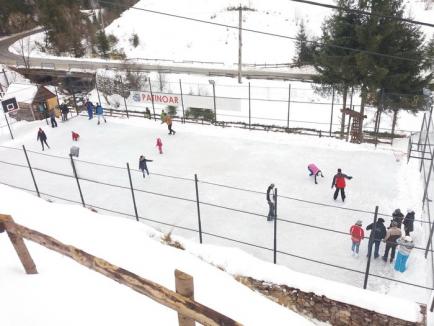 Patinoarul Moţului: Iubitorii de distracţie sunt invitaţi să încerce gheaţa la Arieşeni! (FOTO)