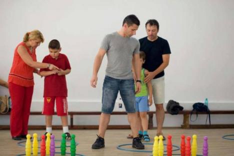Părinţii copiilor bolnavi de autism, chemaţi să afle detalii despre o terapie nouă, prin sport