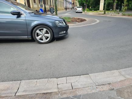 Ne enervează: Dalele din strada pietonală Libertății din Oradea au început să crape după nici un an (FOTO)