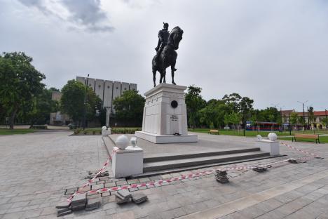 Voievod la apă: Pietrarii, puși să refacă pavajul în jurul statuii lui Mihai Viteazul (FOTO)