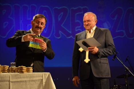 Gala Premiilor lui Bihorel: Patronul Nutripork, Iosif Pazurik, a primit clame anti-putoare pentru nas