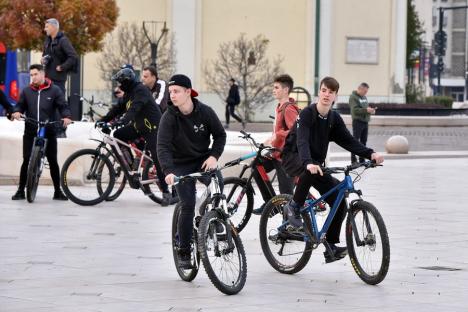 Mai mulți bicicliști din Oradea s-au mobilizat să-l ajute pe Cristian, un tânăr ajuns în scaun cu rotile după un accident (FOTO)