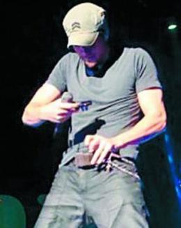 Enrique Iglesias şi-a filmat penisul în timpul unui concert