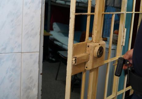 Penitenciarul Oradea: Deținutul care și-a incendiat celula a murit la spital