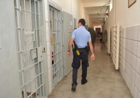 Incendiu la Penitenciarul Oradea: Un deţinut a dat foc unei saltele, patru persoane au fost transportate la spital!