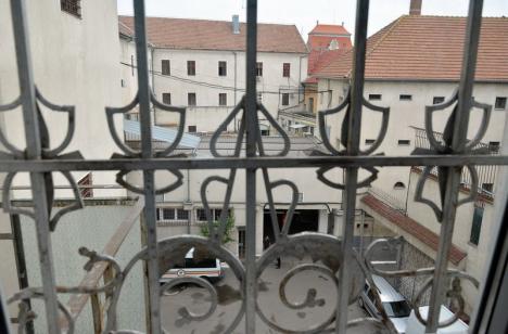Penitenciarul Oradea îl apără pe gardianul acuzat că e 'torţionar': Un umanist, profesionist, plin de tact, discret şi stăpân pe sine